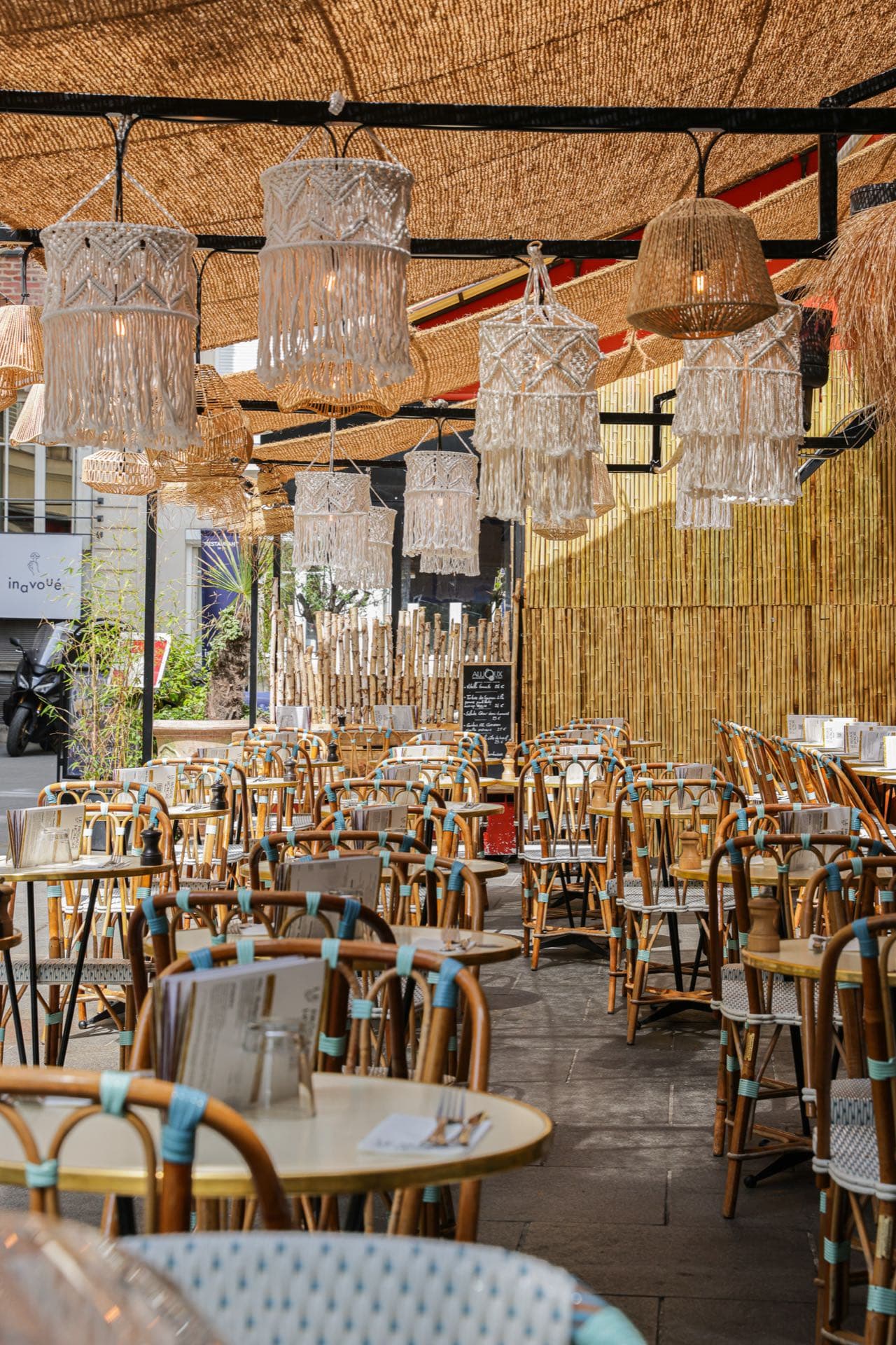 Terrasse du Passage Saint-Honoré illuminée le soir